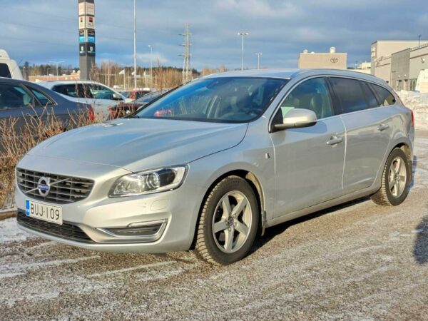 Volvo V60 D4 Ocean Race Business aut # Webasto, Vetokoukku, Xenonit, Volvo On Call, Digimittaristo, Jakopää vaihdettu #