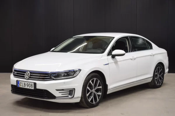 Volkswagen Passat Sedan GTE Plug-In Hybrid 160 kW DSG-aut # Digimittaristo, Sähkökontti, Adapt.vakkari, Navi, Tutkat, 2x renkaat #