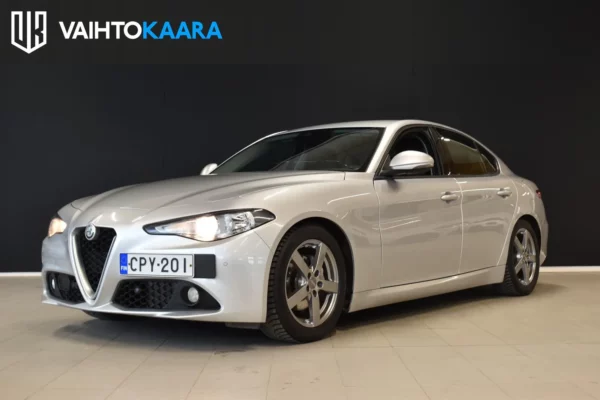 Alfa Romeo Giulia 2,2 Diesel 180hp AT8 Super # Koukku, Muistipenkki, Tutkat, Osanahka, Jakohihna vaihdettu 04/26, 2 x Alut, Hieno!!! #
