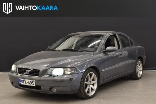 Volvo S60 2,5T AWD Momentum aut. # Vetokoukku, Vakionopeudensäädin, 2 x renkaat #