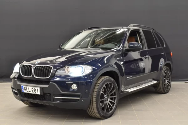 BMW X5 xDrive 30d 245hv A E70 # Muistipenkki, Vetokoukku, Nahat, 2x alut, Tutkat, Vakkari #