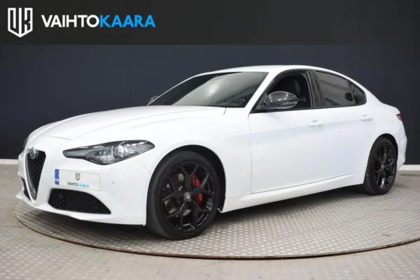 Alfa Romeo Giulia 2.0 Bensiini 200hp AT8 Black Tech # Adapt.vakkari, Peruutuskamera, Muistipenkki, Täysnahat, Kessy, Xenonit, Blis #