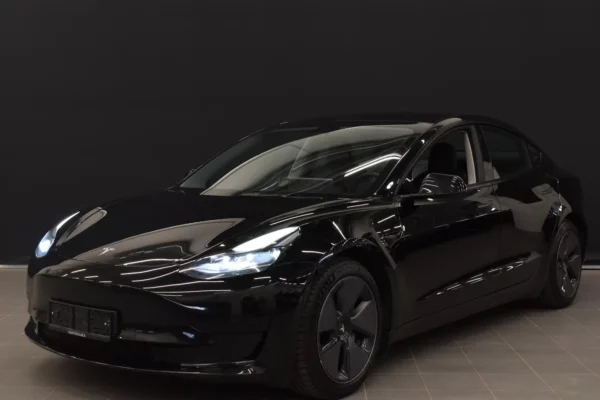 Tesla Model 3 Standard Range Plus # Black on Black # Adapt.vakkari, Autopilot, Sähkötakaluukku, Peruutuskamera, Kessy, 2 x renkaat #