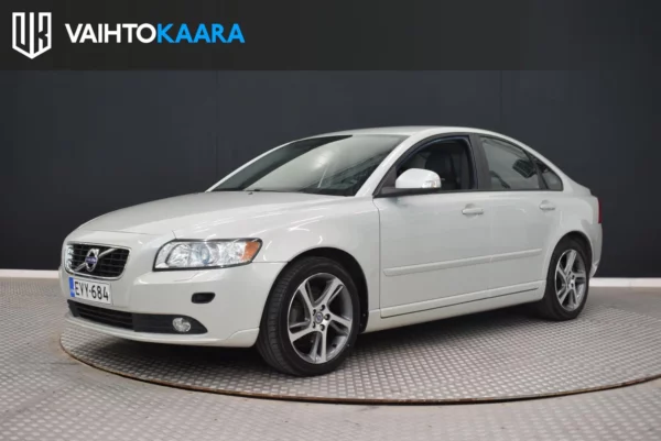 Volvo S40 2,0 Classic # Vähän ajettu ja hyvin huollettu klassikko # Xenonit, Parkkitutka, Lohkolämmitin, 2 x renkaat #