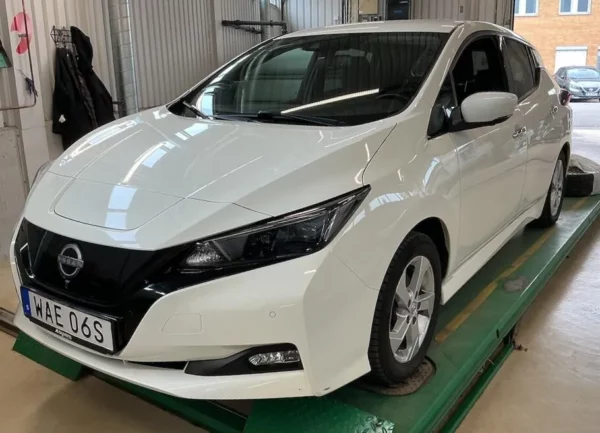 Nissan Leaf 40 kWh N-Connecta 150 hv # Navigointi, 2 x renkaat vanteilla #