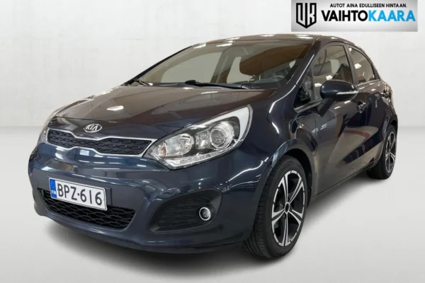 Kia Rio 1,4 ISG EX 5D EcoDynamics # Lohkolämmitin ja sisäpistoke, Huoltokirja, Aluvanteet kesä-ja talvirenkaissa, Parkkitutka