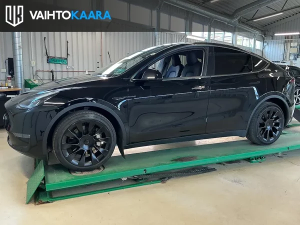 Tesla Model Y Long Range Dual Motor Awd # Vetokoukku, Autopilot, Adapt.vakkari, 2 x renkaat, Peruutuskamera, Sähkökontti, Kessy #