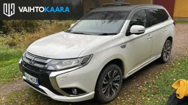 Mitsubishi Outlander PHEV Instyle Navi 4WD Aut # Vetokoukku, Kattoluukku, Parempi Rockford Fosgate äänentoisto, Nahkapenkit, 2 x renkaat #