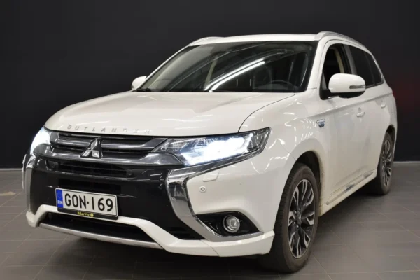 Mitsubishi Outlander PHEV Instyle Navi 4WD Aut # Vetokoukku, Kattoluukku, Parempi Rockford Fosgate äänentoisto, Nahkapenkit, 2 x renkaat #